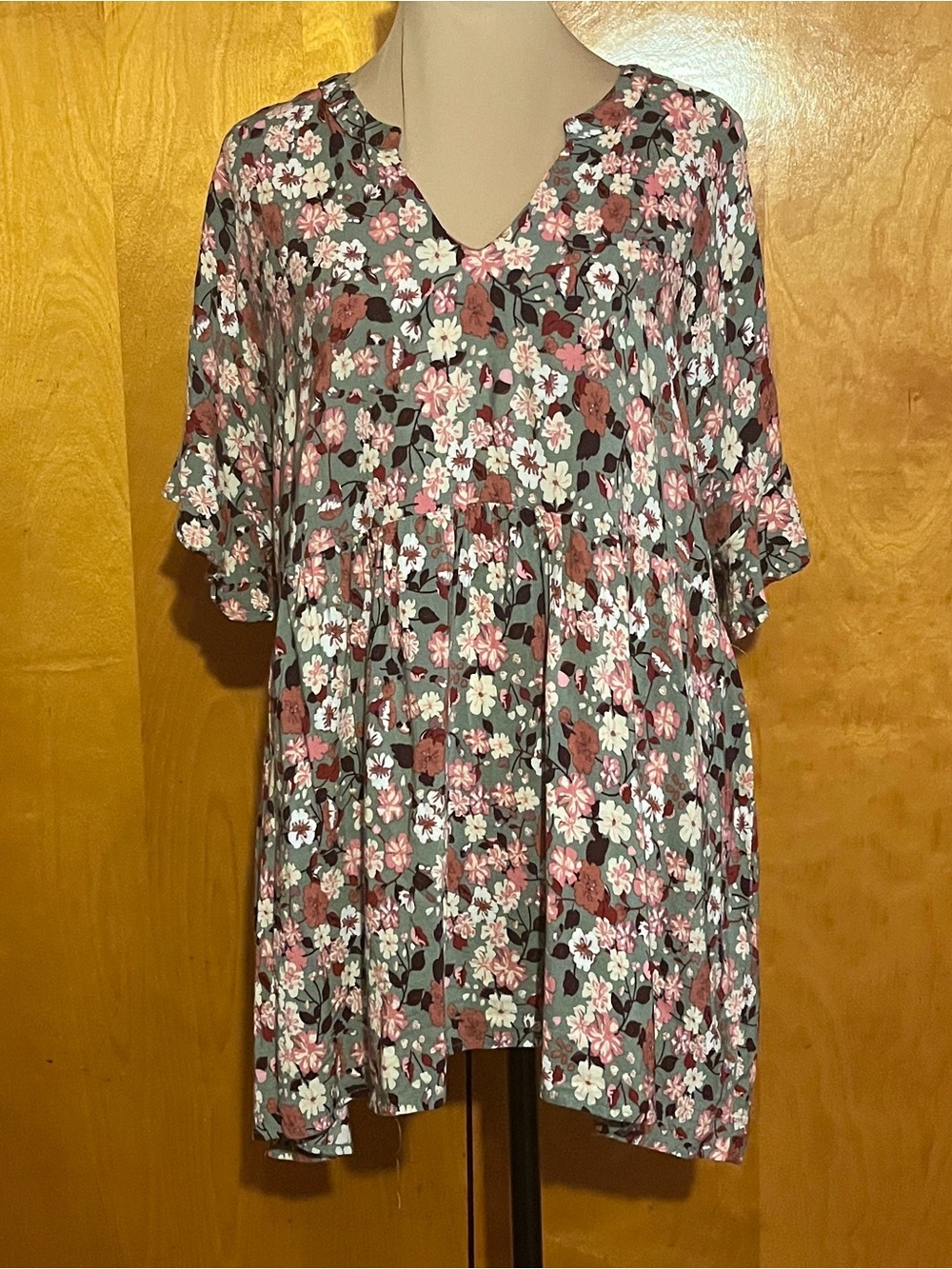 Easel Floral Tunic in Green & Pink Size Medium Like New